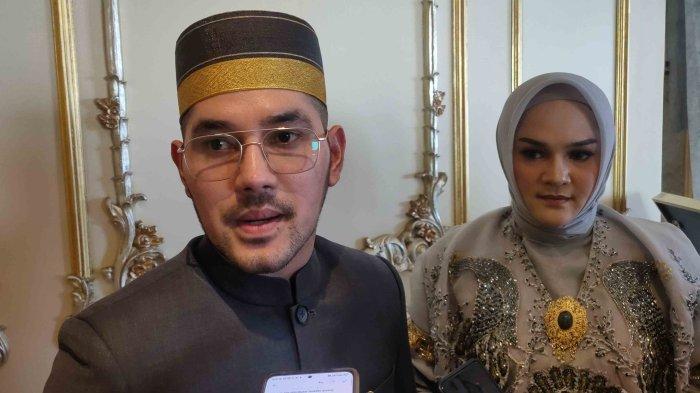 Founder PT Wawan Gold Bersinar, Wawan (kiri) dan Nadia (kanan) disela menjelaskan acara grand launching dan Reward Akbar yang berlangsung di Hotel Myko, Jl Boulevard,  Makassar, Minggu (13/8/2023). Dalam acara tersebut, PT Wawan Gold Bersinar memperkenalkan rangkaian produk baru WG Glow yang melengkapi koleksi skincare mereka.
