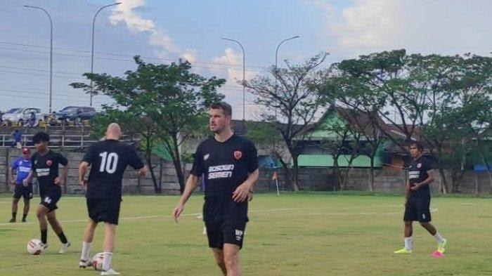 Badai Cedera Menerpa PSM Makassar Jelang Laga Krusial Kontra Arema FC: Taktik Amiruddin Diuji di Tengah Krisis Pemain Kunci Badai Cedera Menerpa PSM Makassar Jelang Laga Krusial Kontra Arema FC: Taktik Amiruddin Diuji di Tengah Krisis Pemain Kunci