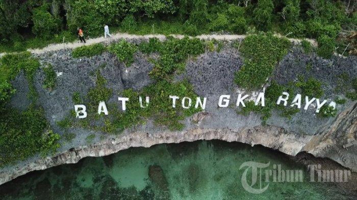 Kondisi wisata tebing dan pantai batu Tongkarayya yang terekam menggunakan kamera drone di Desa Lembanna, Bontobahar, Bulukumba, Selasa (22/11/2022).