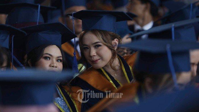 Wisudawan tersenyum saat mengikuti Wisuda Poltekpar Makassar yang berlangsung di Anjungan Pantai Losari Makassar, Sulawesi Selatan, Sabtu (12/10/2024). Wisuda ke 23 Politeknik Pariwisata Makassar tahun ini dengan jumlah wisudawan sebanyak 561 orang dari delapan Program Studi.