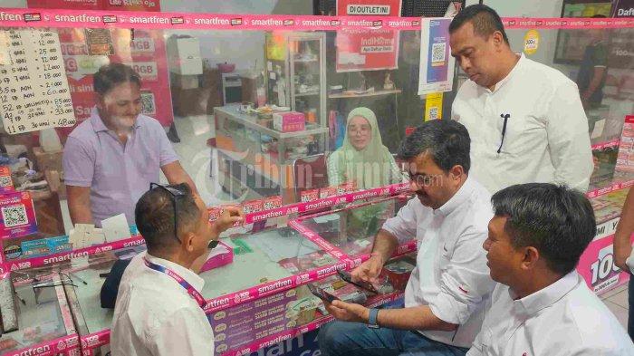SOSIALISASI XLSMART - Presiden Direktur dan CEO XLSmart Rajeev Sethi (kedua kiri) berbincang dengan Head Sulawesi Area XLSmart Mozes H. Baottong (kiri), Direktur & Chief People Officer XLSmart Jeremiah Ratadi (kanan), dan Chief of Region West XLSmart Winetou Lubis (kedua kanan) saat melakukan sosialisasi XLSmart di konter Yapari Cell Jl Landak, Makassar,  Kamis (24/4/2025). Sosialisasi tersebut guna memperkenalkan XLSmart kepada masyarakat shingga mampu meningkatkan pasar di wilayah Sulawesi dan Kalimantan serta mendukung program inklusi akses internet merata di Indonesia.