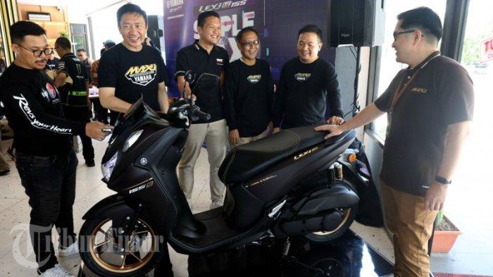 GM Marketing PT SJAM Frengky J Tunandar (kedua kiri) bersama manajemen PT SJAM melihat produk LEXi LX 155 dalam konferensi pers dan gathering di Eksposed Jl AP Pettarani, Makassar, Sabtu (17/2/2024). LEXi LX 155 dijual dengan harga OTR Kota Makassar mulai Rp26,6 juta. Dalam acara tersebut turut Manager Marketing PT SJAM Charles Tandiari, Manager After Sales PT SJAM Ketut Suastika, Area Service Development Teritori VII (YIMM) Rizkiyan, dan Kord Area Marketing Teritori VII (YIMM) Yerry Rumengan.