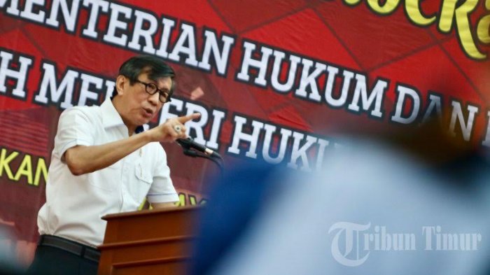 enteri Hukum dan Hak Azasi Manusia (MenkumHAM), Yassona Laoly memberikan pengarahan dihadapan Pegawai KA/UPT dan CPNS di Gedung Pola 2 kantor Gubernur Sulsel, Jl Urip Sumiharjo, Makassar, Sabtu (3/3). Pengarahan tersebut untuk penguatan kepada mereka agar menjadi abdi negara yang baik dan tidak melakukan perbuatan-perbuatan yang melanggar hukum. TRIBUN TIMUR/SANOVRA JR