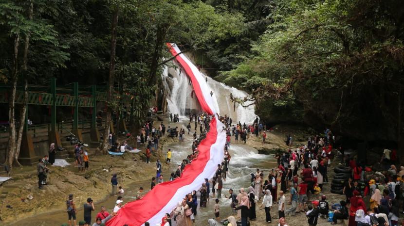Bendera Merah Putih 80 Meter Berkibar di Air Terjun Ikonik Bantimurung