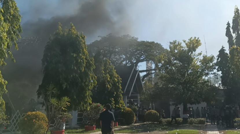 Rakyat Bone Marah! Demo PBB Ricuh, Ban Dibakar dan Jalanan Diblokir