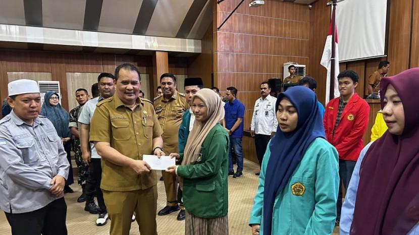 120 Mahasiswa Maros Terima Beasiswa Rp1 Juta dari Baznas