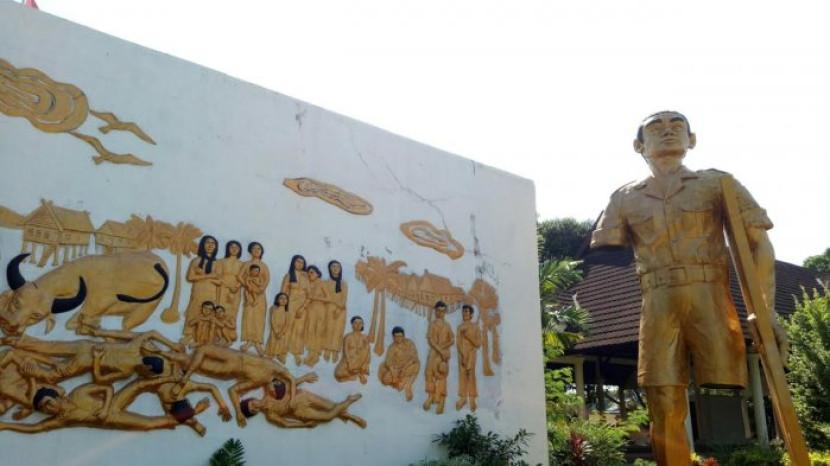 TNI Bersihkan Patung Kaki Terpotong Setinggi 7,5 Meter di Monumen Korban 40 Ribu Jiwa Makassar