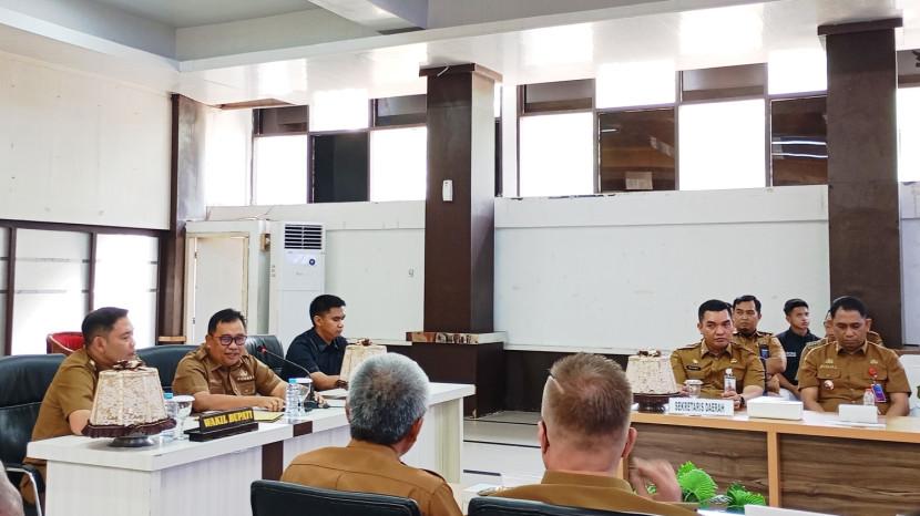 Datang Lebih Cepat, Firdaus Daeng Manye Tekankan Disiplin Waktu di Rapat Koordinasi Digitalisasi
