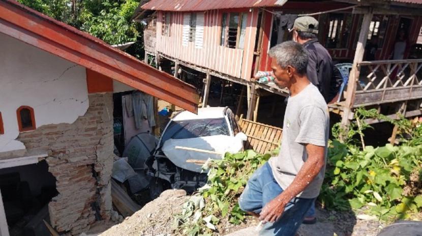 Mobil Istri Kasat Samapta Polres Sinjai Terguling Lalu Tabrak Rumah Warga
