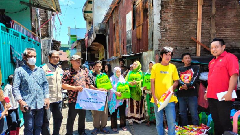YBM PLN UIP Sulawesi Salurkan Bantuan untuk 63 Warga Korban Kebakaran di Rappokalling