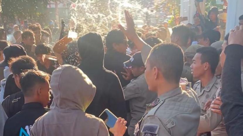 Derita Personel Pengamanan Demo Kenaikan PBB di Bone, Gubernur Turun Tangan