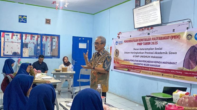 Dosen UNM Turun ke Sekolah, Bekali Keterampilan Sosial Siswa SMP Unismuh Makassar
