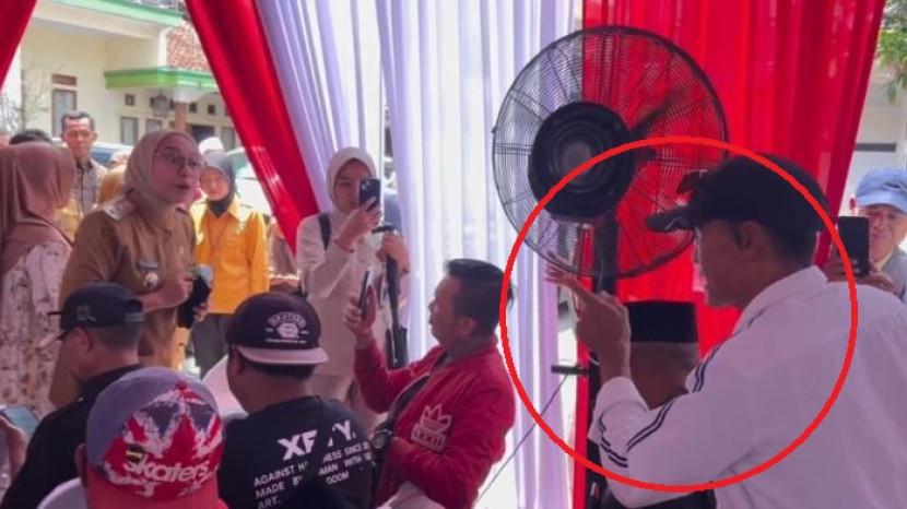 Sosok Pria Baju Putih Berani Tunjuk-tunjuk Wabup Garut di Tempat Umum, Tagih Janji Kampanye