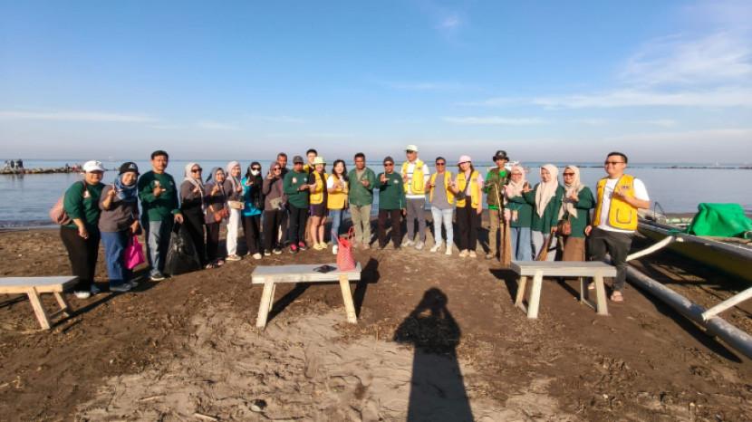 Peringati World Cleanup Day, Lions Club Sipakatau Bersihkan Pantai di Makassar