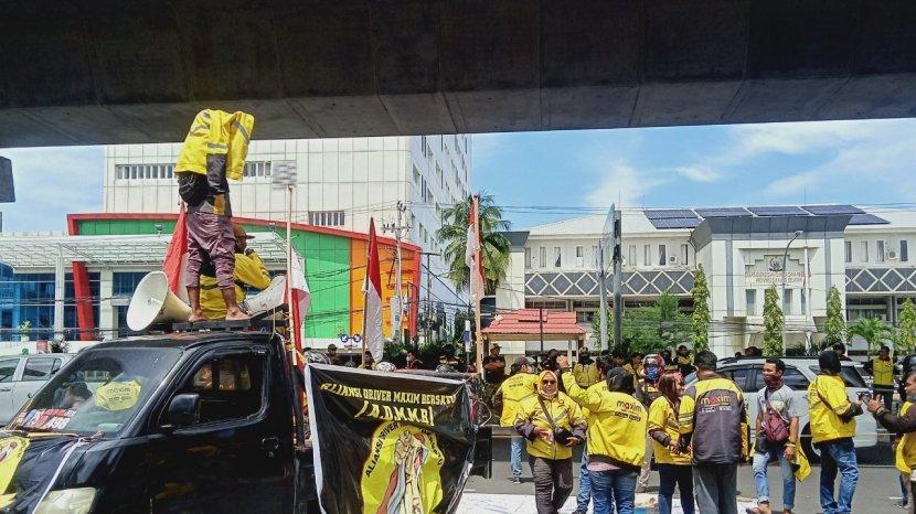 Driver Maxim Curhat Tarif Paling Murah, Penghasilan Pengemudi Grab Turun