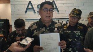 2次ベッド上で歯を食いしばってエロ画像.