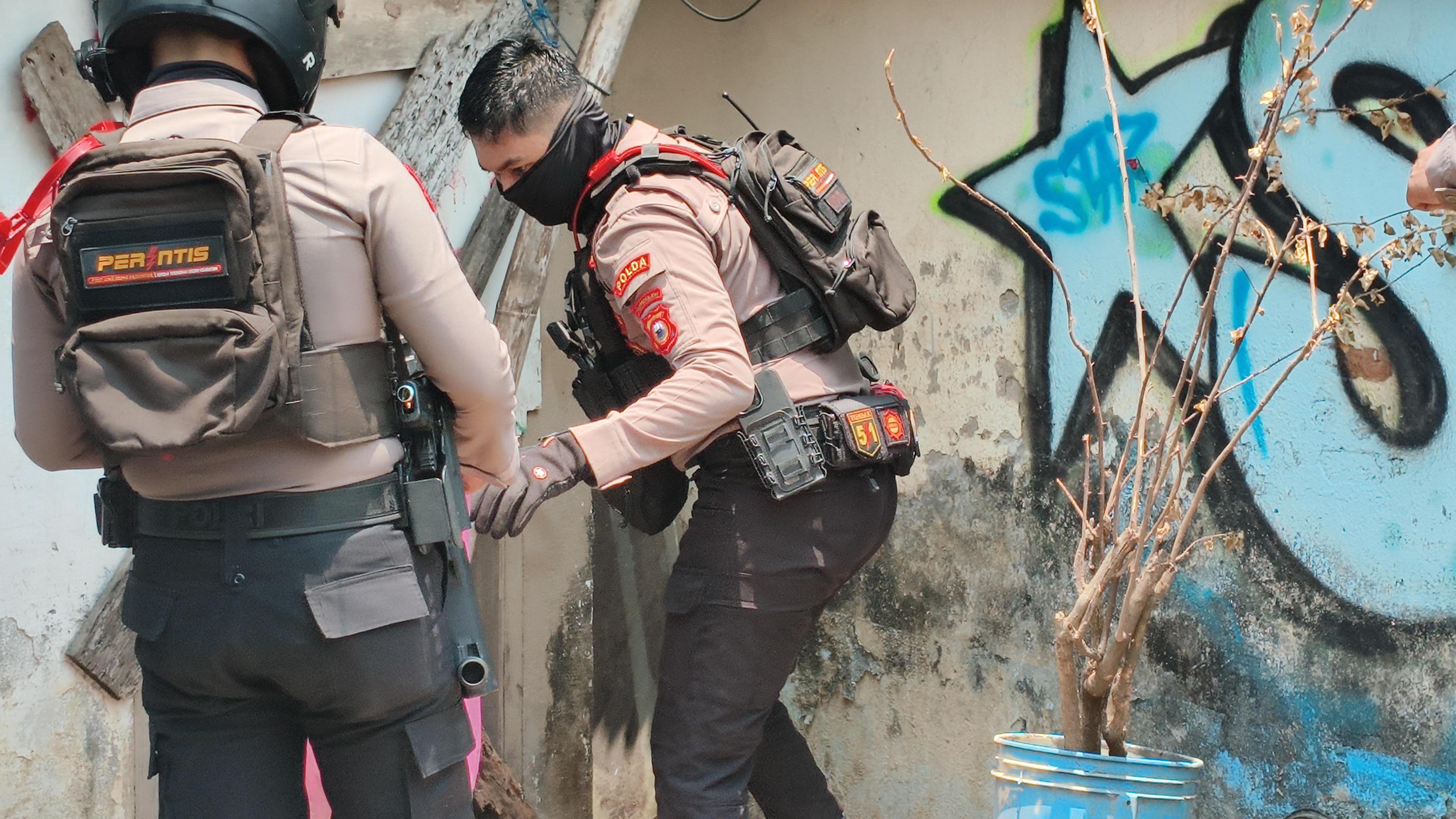 Polisi Gerebek Kampung Kusta Jongaya Cari Pengedar Narkoba, Anjing Pelacak Dikerahkan