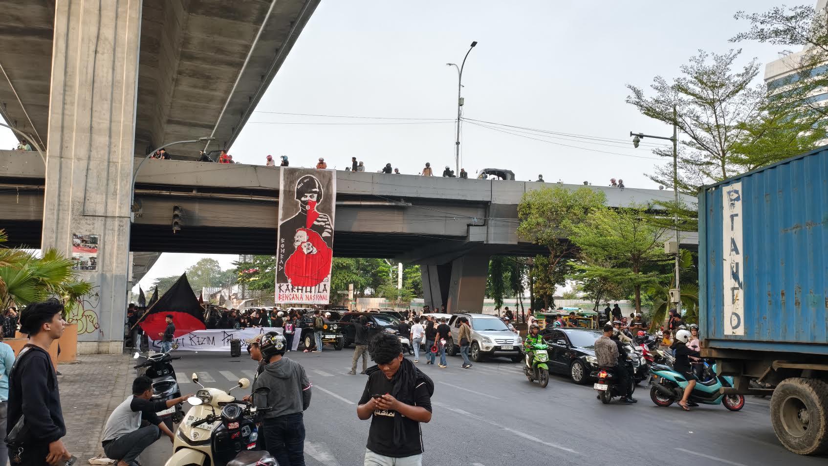 Karhutla Digugat Mahasiswa di Flyover Makassar Saat Sumpah Pemuda