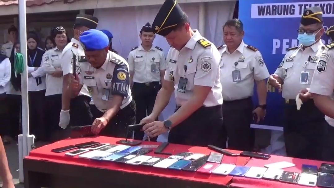 Ratusan Ponsel Napi Lapas Sungguminasa Dimusnahkan