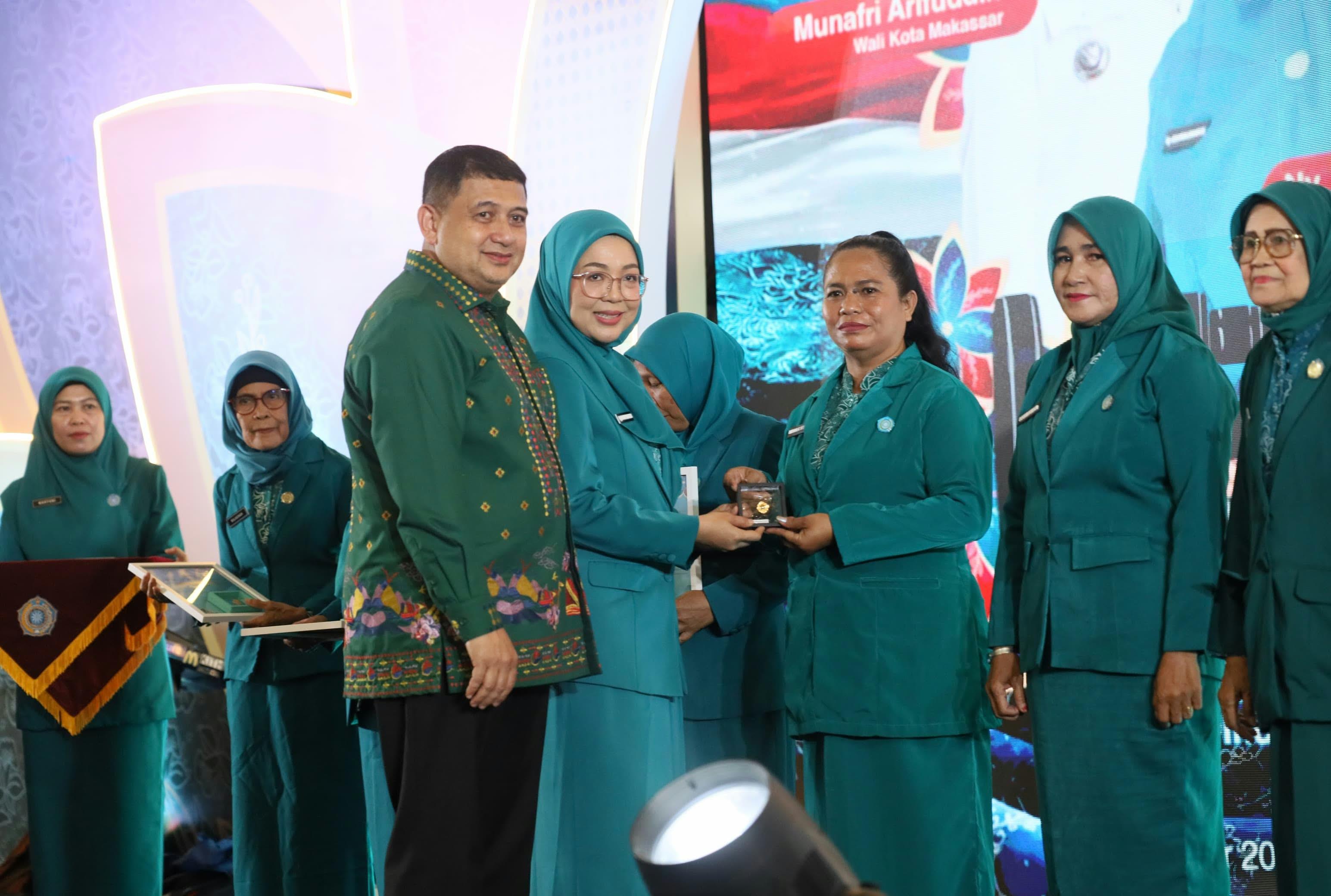 Dua Dekade Lebih Mengabdi, Kader PKK Makassar Raih Penghargaan