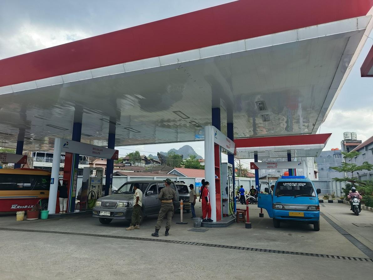 Satpol PP dan Damkar Kawal Distribusi BBM Subsidi di Toraja Utara