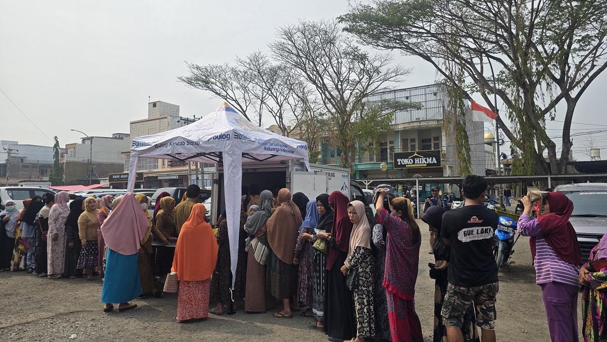 Perjuangan Ibu-Ibu Demi Sembako Murah di Sidrap
