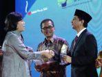 Rektor-UIN-Alauddin-Makassar-Prof-Hamdan-Juhannis-menerima-penghargaan-dari-Sri-Mulyani.jpg