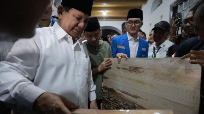 Wali Kota Solo Gibran Rakabuming mendampingi Menhan Prabowo Subianto. Presiden Joko Widodo menyatakan tidak mengintervensinya. Uji materi UU usia minimal capres-cawapres dikaitkan dengan duet Prabowo - Gibran.