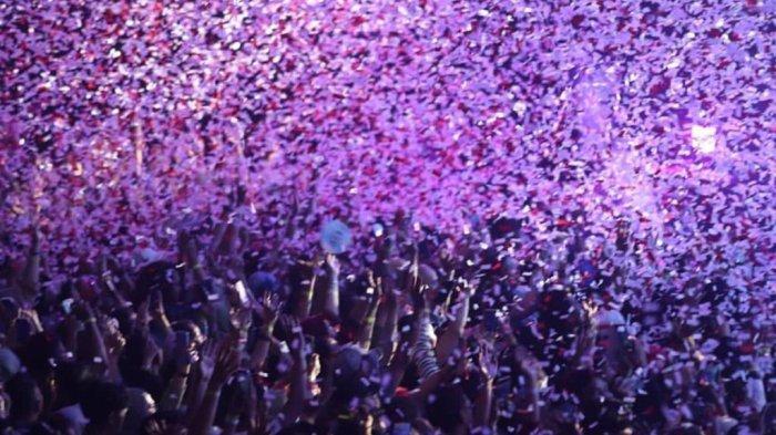 Konser Ari Lasso di Lapangan Tennis Indoor Senayan, Jakarta, Sabtu 8 Juli 2023. Capres Partai Gerindra Prabowo Subianto kembali didoakan netizen. Mereka berharap Ketua Umum Partai Gerindra menjadi presiden yang amanah.