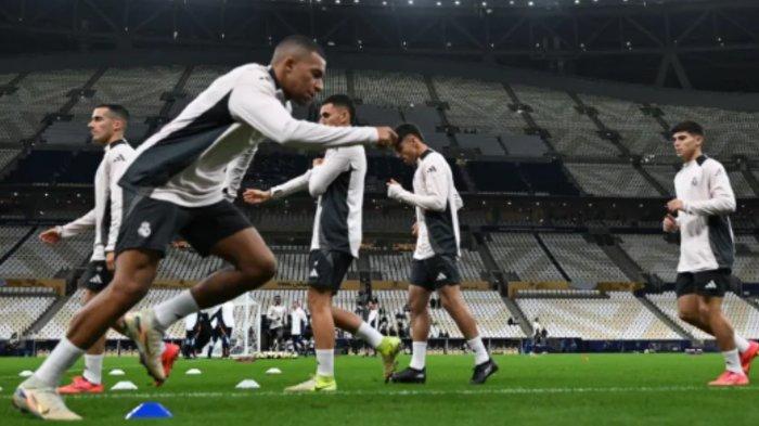 Penyerang Real Madrid asal Prancis Kylian Mbappe menghadiri sesi latihan menjelang pertandingan final Piala Interkontinental FIFA 2024 antara Real Madrid asal Spanyol dan Pachuca asal Meksiko di Stadion Lusail di Doha, pada 17 Desember 2024.