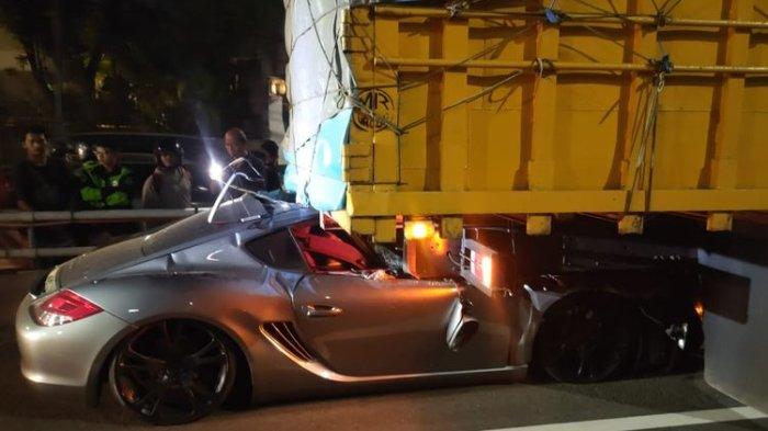 Sedan mewah bermerek Porsche Cayman menabrak bagian belakang truk di Tol Dalam Kota, tepatnya di KM 5+200 B sebelum Gerbang Tol Kuningan 2, Rabu (19/6/2024) dini hari