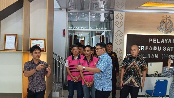 2 Tersangka korupsi bansos Covid-19 jenis ikan kaleng saat ditahan Kejari Manado, Jumat 22 Maret 2024.