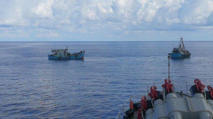 Kapal Perang Republik Indonesia (KRI) Cut Nyak Dien-375 menangkap dua kapal ikkan asing berbendera Vietnam di Zona Ekonomi Eksklusif Indonesia (ZEEI) di Laut Natuna Utara, Kepulauan Riau, Minggu (24/7/2022).