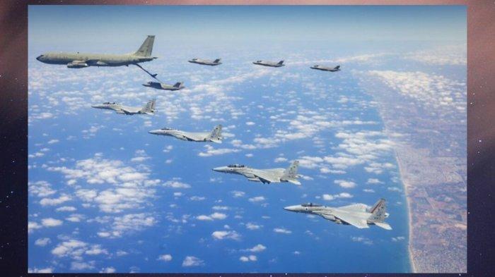 Sebuah pesawat pengisian bahan bakar Boeing 707 IAF dan beberapa jet tempur F-35 dan F-15 melakukan latihan di lepas pantai Israel, 15 Agustus 2024. Para pejabat Israel tidak banyak bicara mengenai serangan udara di Iran pada Sabtu pagi, namun hal tersebut tidak mengurangi pentingnya operasi itu.