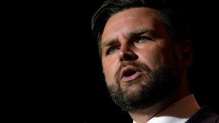 Calon Wakil Presiden Partai Republik JD Vance. Tidak seperti calon wakil presiden dari Partai Republik JD Vance, Walz memiliki pengalaman politik puluhan tahun, setelah pertama kali terpilih.