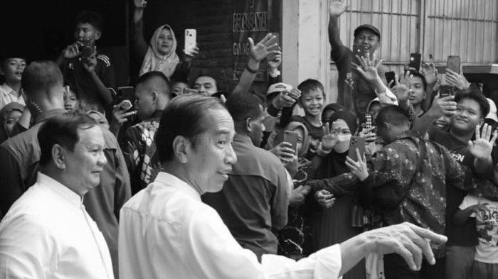 Prabowo Subianto mendampingi Presiden Jokowi di Pekalongan belum lama ini. Endorsement Presiden Joko Widodo kepada Menteri Pertahanan Prabowo berbuah manis?