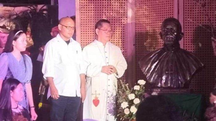 Uskup Keuskupan Manado Mgr Rolly Untu MSC memberkati patung kepala Mgr Nicholas Verhoeven pada acara pentas budaya dan temu alumni STFSP, Rabu (14/8/2024).