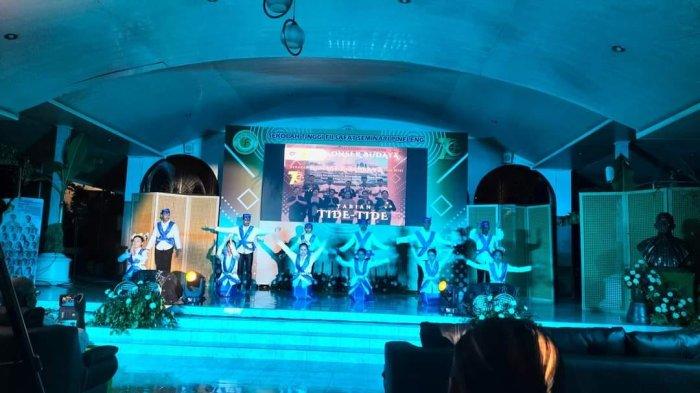 Para mahasiswa menampilkan tarian daerah pada pentas seni Dies Natalis Ke-70 Sekolah Tinggi Filsafat Seminari Pineleng (STFSP), Rabu (14/8/2024).