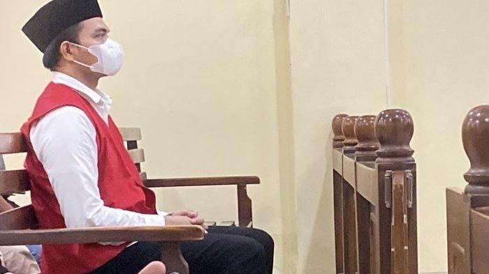 AKP Andri Gustami saat menunggu sidang vonisnya dimulai di PN Tanjung Karang, Kamis (29/2/2024).