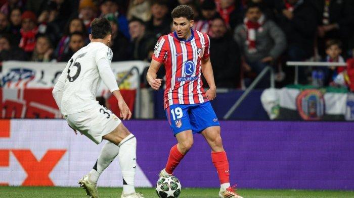 LIGA SPANYOL - Pemain Atletico Madrid Julian Alvarez saat melawan Real Madrid di leg kedua babak 16 Liga Champions 2024/2025, Kamis (13/3/2025). Kekalahan Atletico pekan ini justru menguntungkan Real Madrid.
