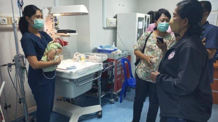 Asisten Rumah Tangga artis Nana Mirdad menemukan bayi baru lahir, Sabtu (20/1/2024). Bayi itu ditemukan di semak belukar dekat rumah Nana Mirdad di Bali dalam kondisi tali pusar masih menempel. Bayi tersebut kini dalam penanganan di RS Bali Mandara.