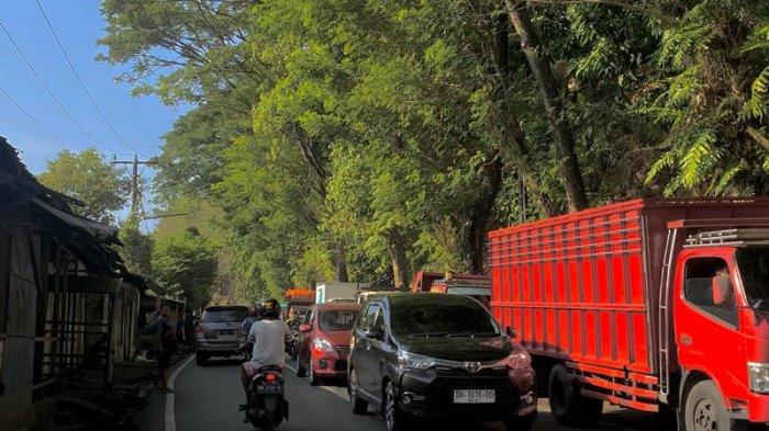 Aantrean panjang kendaraan di SPBU Kota Manado, Sulawesi Utara pada Selasa (7/11/2023).