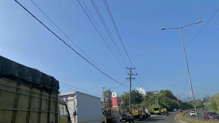 Aantrean panjang kendaraan di SPBU Kota Manado, Sulawesi Utara pada Selasa (7/11/2023).