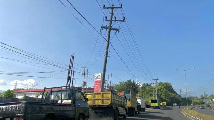 Aantrean panjang kendaraan di SPBU Kota Manado, Sulawesi Utara pada Selasa (7/11/2023).