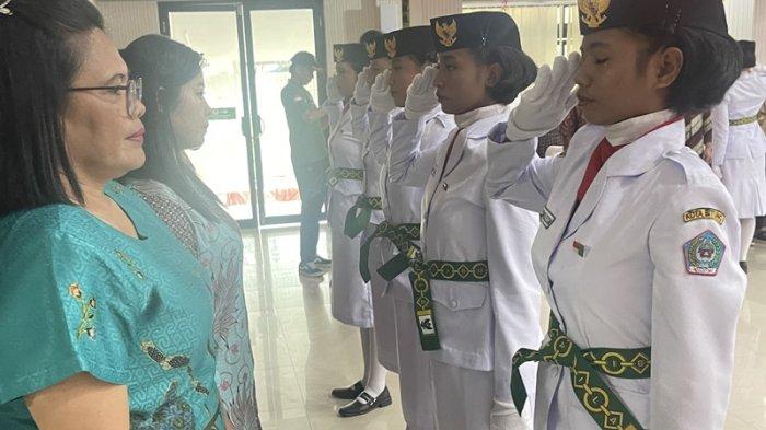 Paskibraka Kota Bitung menitikkan air mata ketika proses pengukuhan di SH Sarundajang Hall Kantor Wali Kota Bitung, Sulawesi Utara, Selasa (15/8/2023).