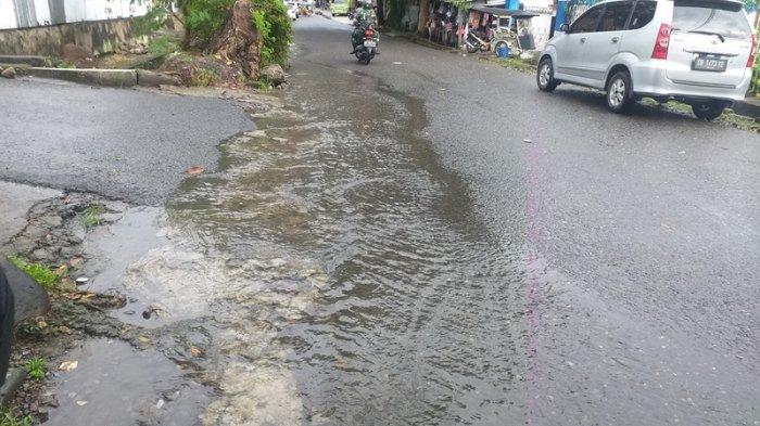 Air saluran yang meluap di Jalan S Parman, Kotamobagu, Sulawesi Utara