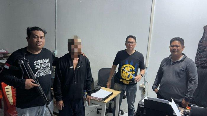 PENIKAMAN - Pelaku saat ditangkap. Akhirnya Terungkap Motif Penikaman di Wangurer Barat Bitung, Diduga Akibat Terbakar Cemburu
