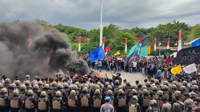 Aksi Massa melakukan demo di Kantor DPRD Sulut, Jumat (23/8/2024)