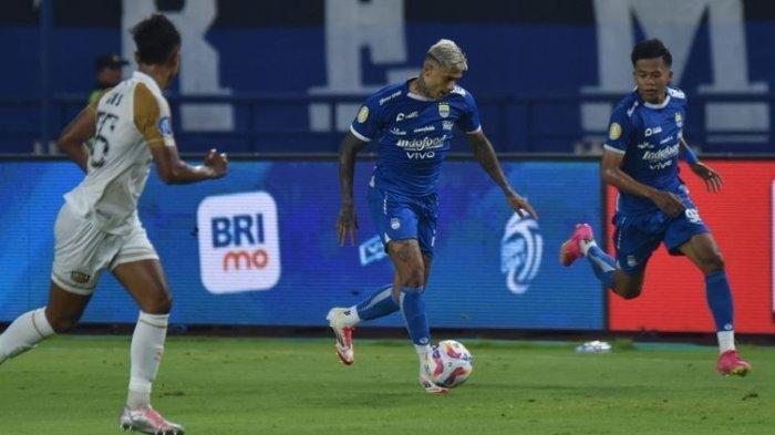 Aksi penyerang Persib Bandung, Ciro Alves saat melawan Dewa United pada pekan ke-19 Liga 1 2024/2025, Jumat (17/1/2025) malam.