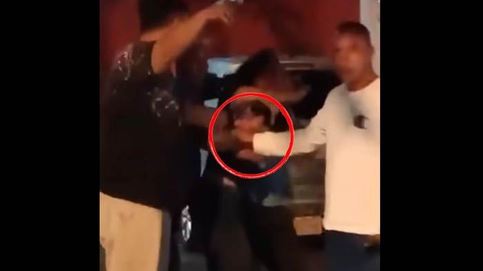 Aksi warga mengamankan seorang pemuda yang membawa sajam di Manado.